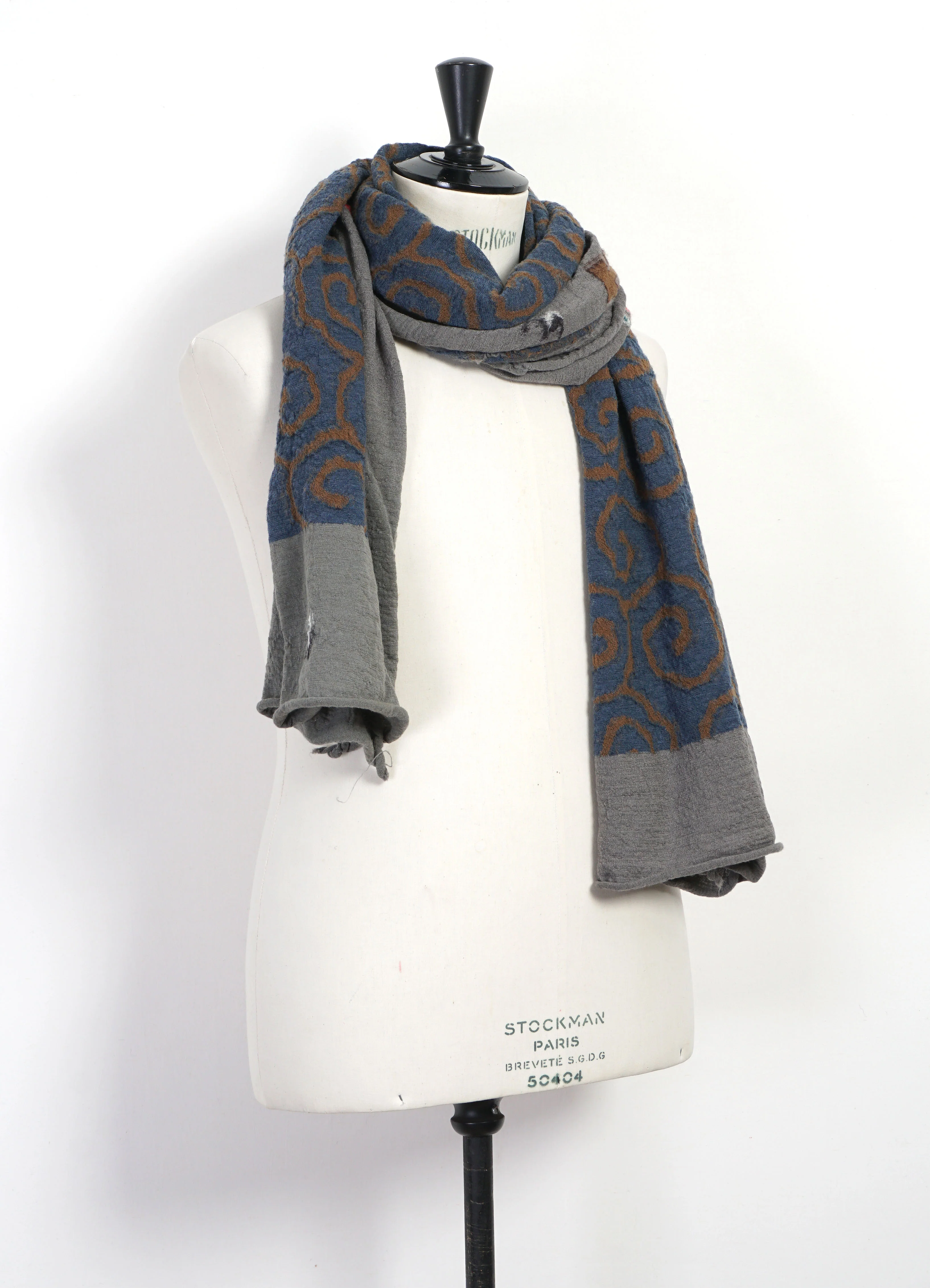 KARAKUSA NECTAR | Compressed Wool Scarf | Grey/Blue - Image 3