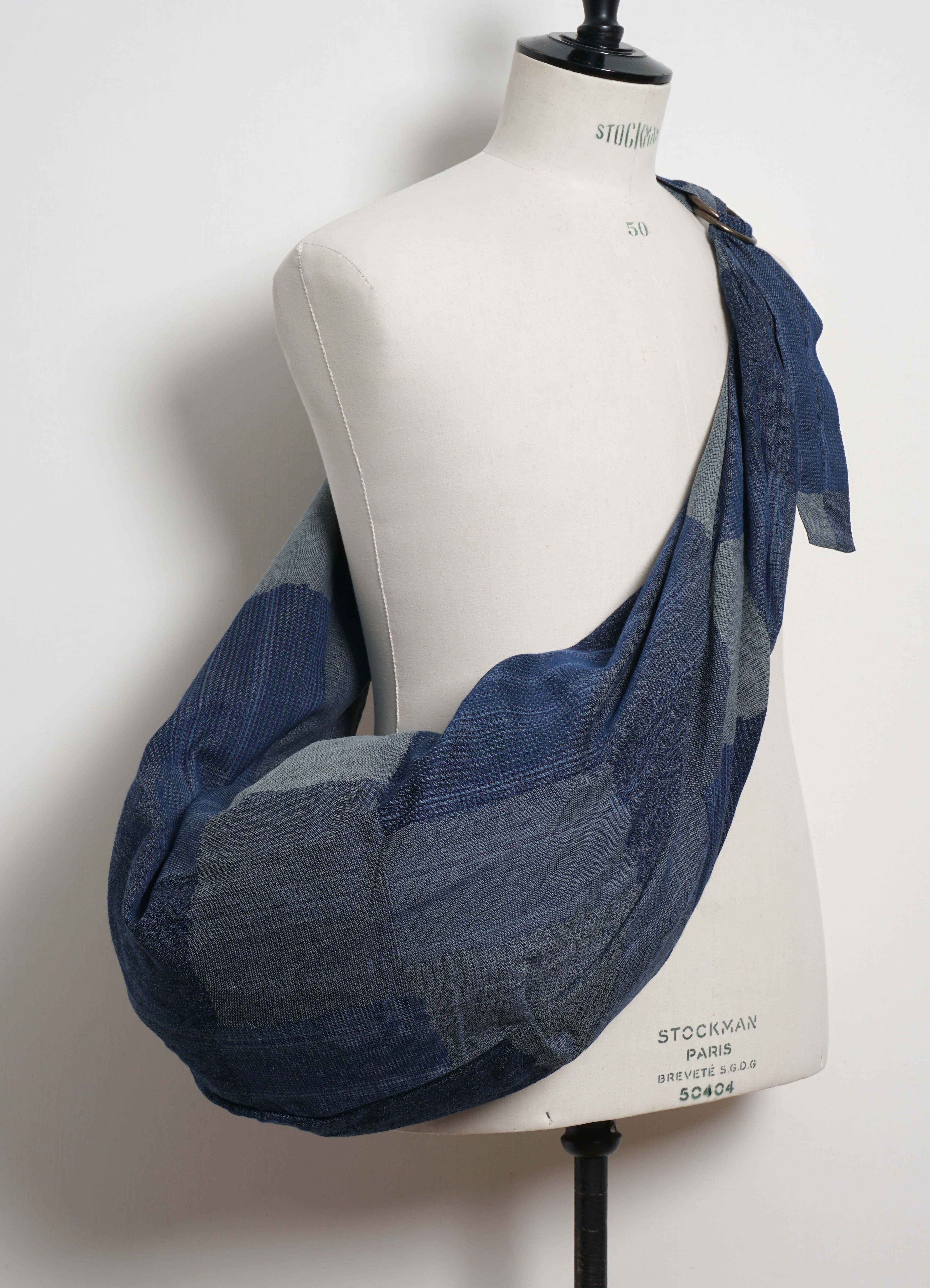 TUGIHAGI TRANSIT SNUFKIN | Large Shoulder Bag | Navy - Image 2