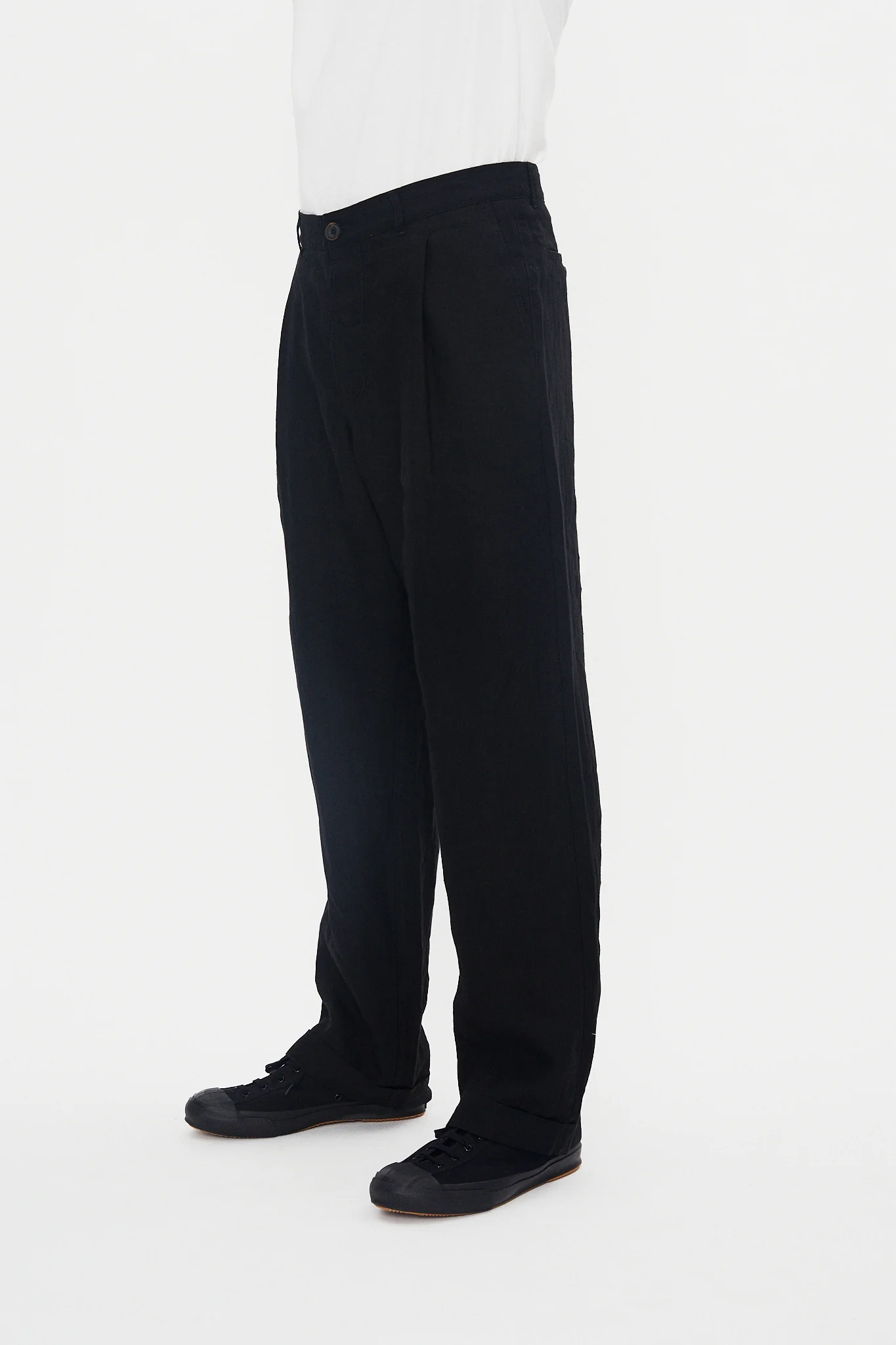 SUNE 31-67-2 | Classic Pleated Trousers | Black Linen - Image 3